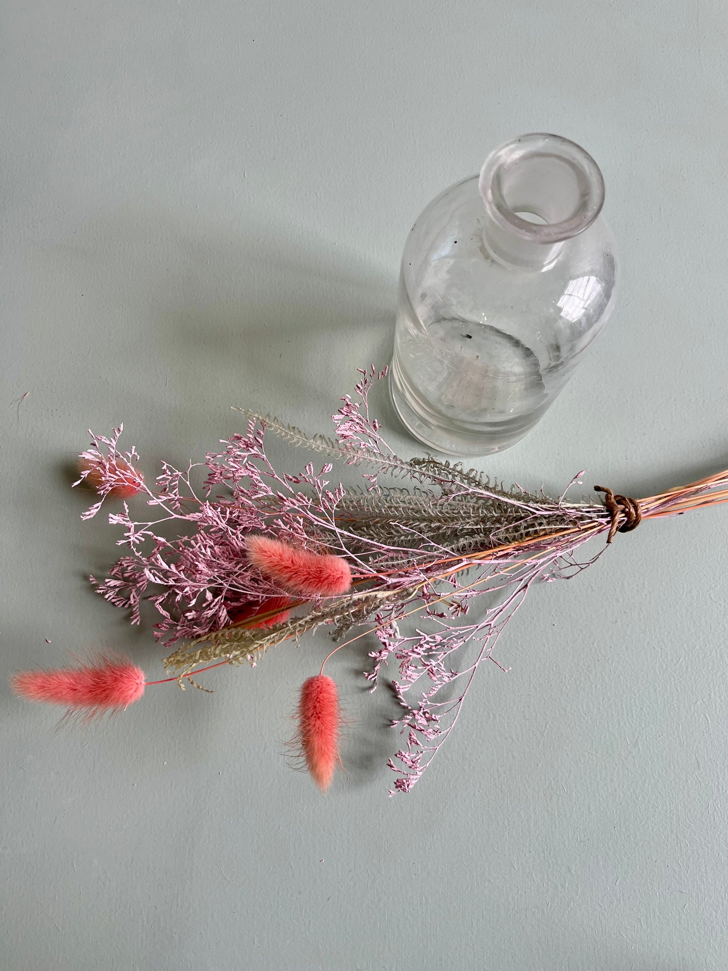 Flacon ancien avec fleurs séchées