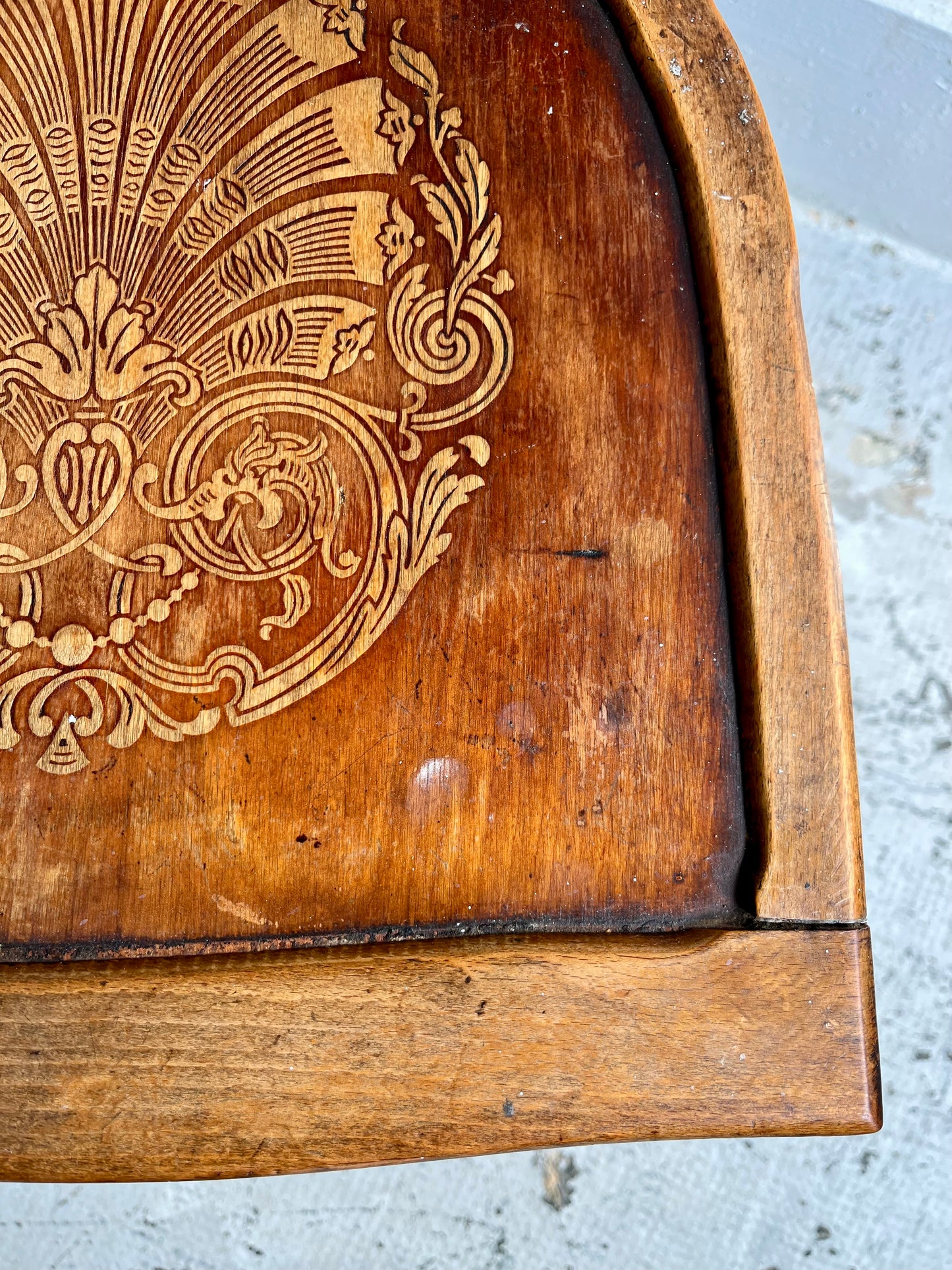 Chaise bistrot patiné assise gravée