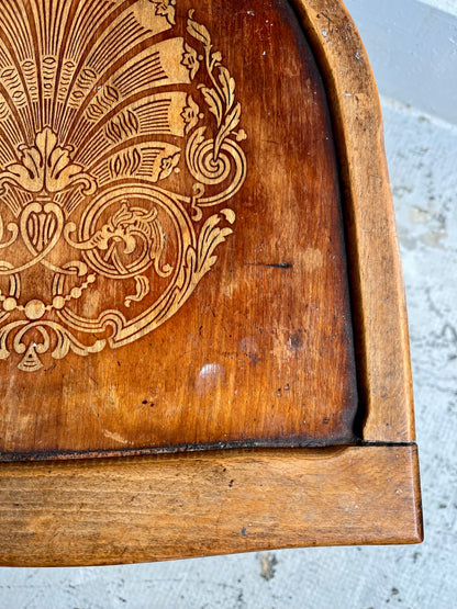 Chaise bistrot patiné assise gravée