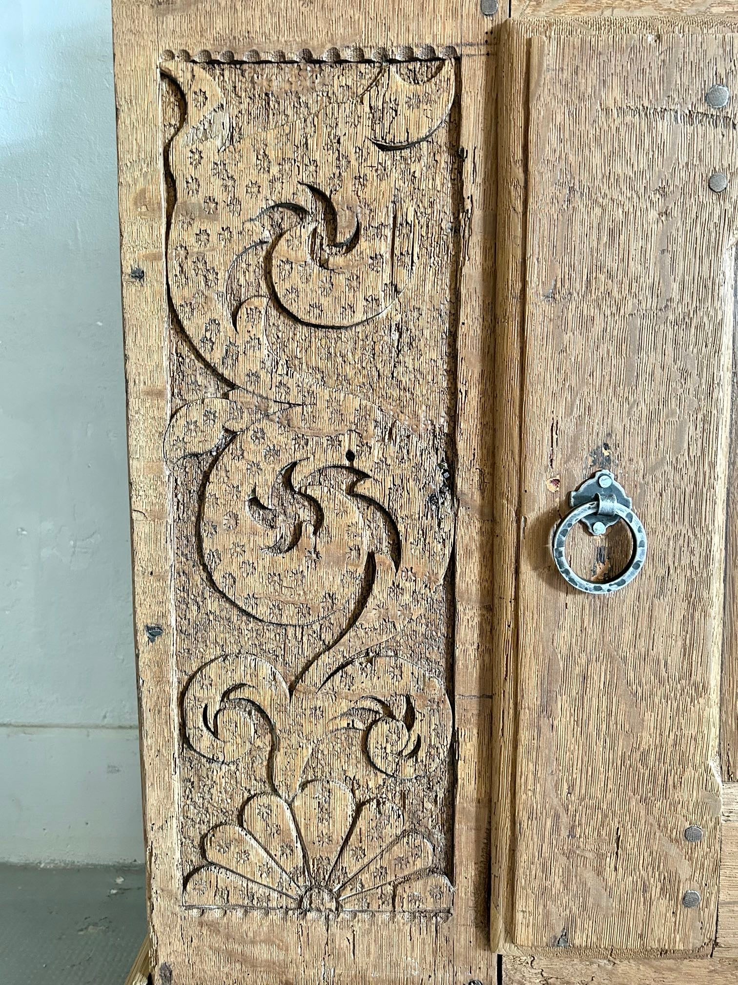 Buffet ancien en chêne sculpté   Patine