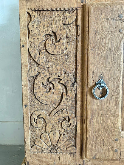 Buffet ancien en chêne sculpté   Patine