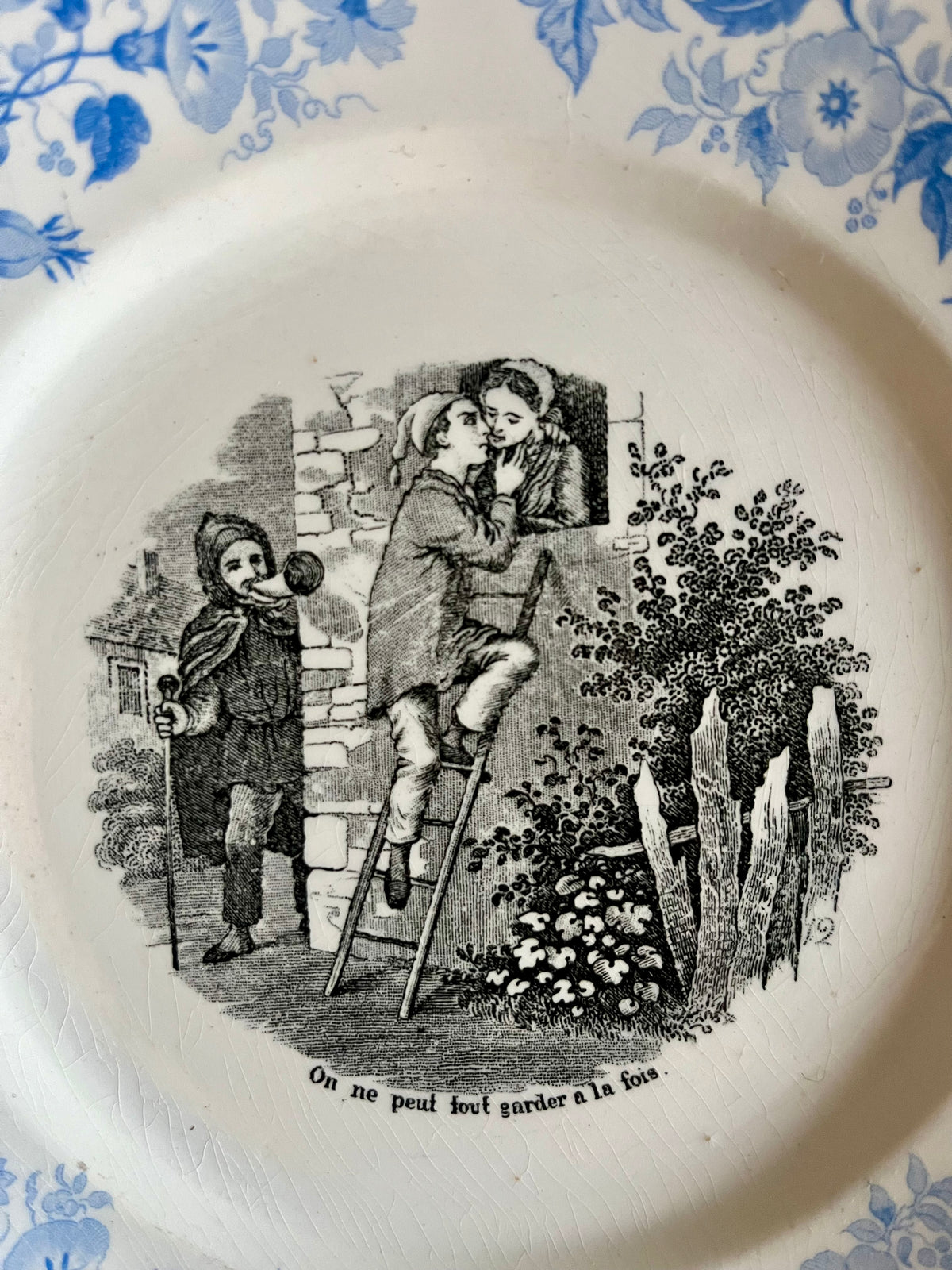 Assiette parlante ancienne Niderviller – Décor bleu fleuri  Vaisselle Patine