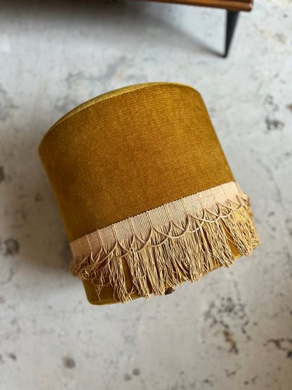 Pouf vintage en velours jaune moutarde à franges