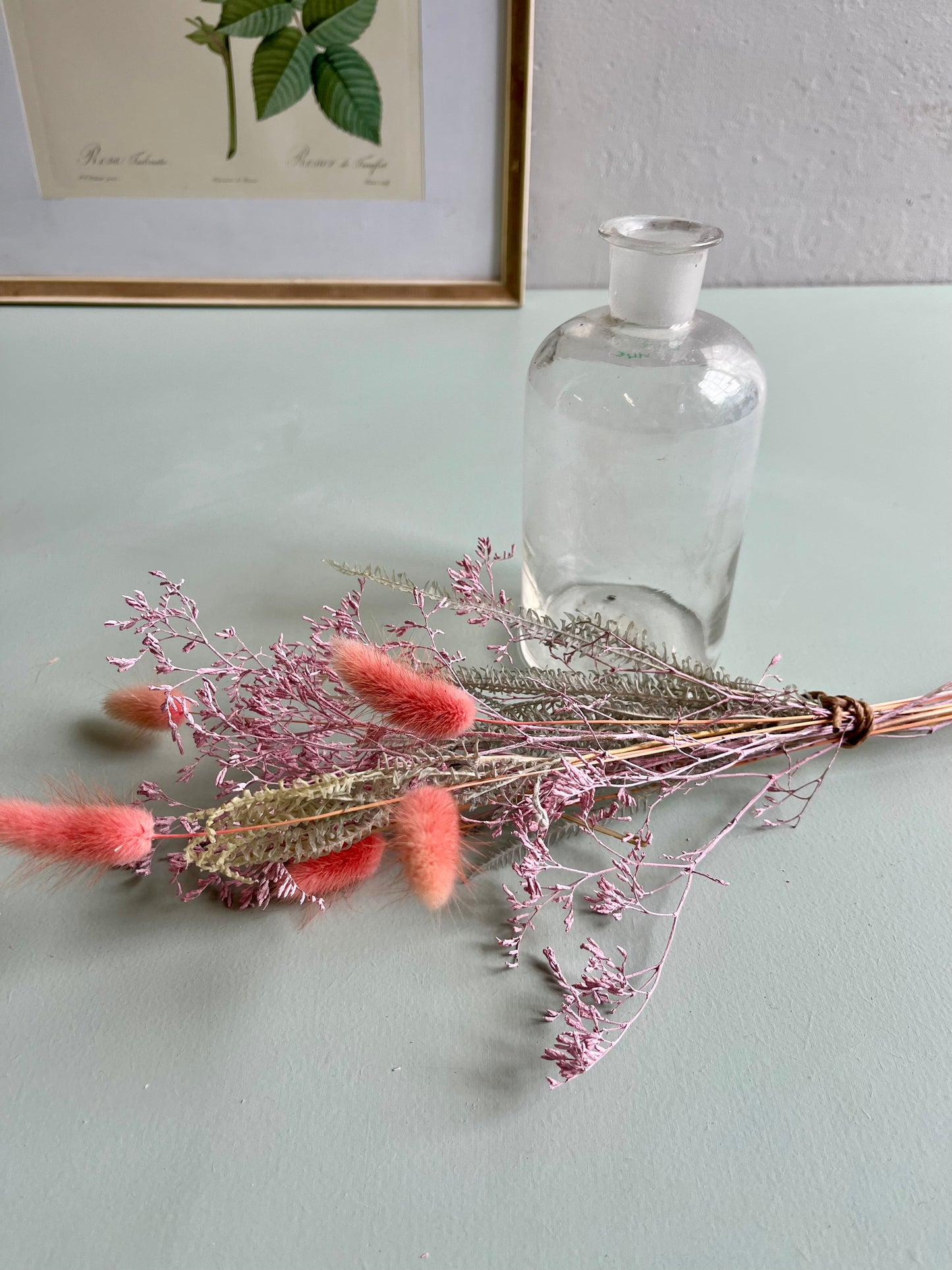 Flacon ancien avec fleurs séchées