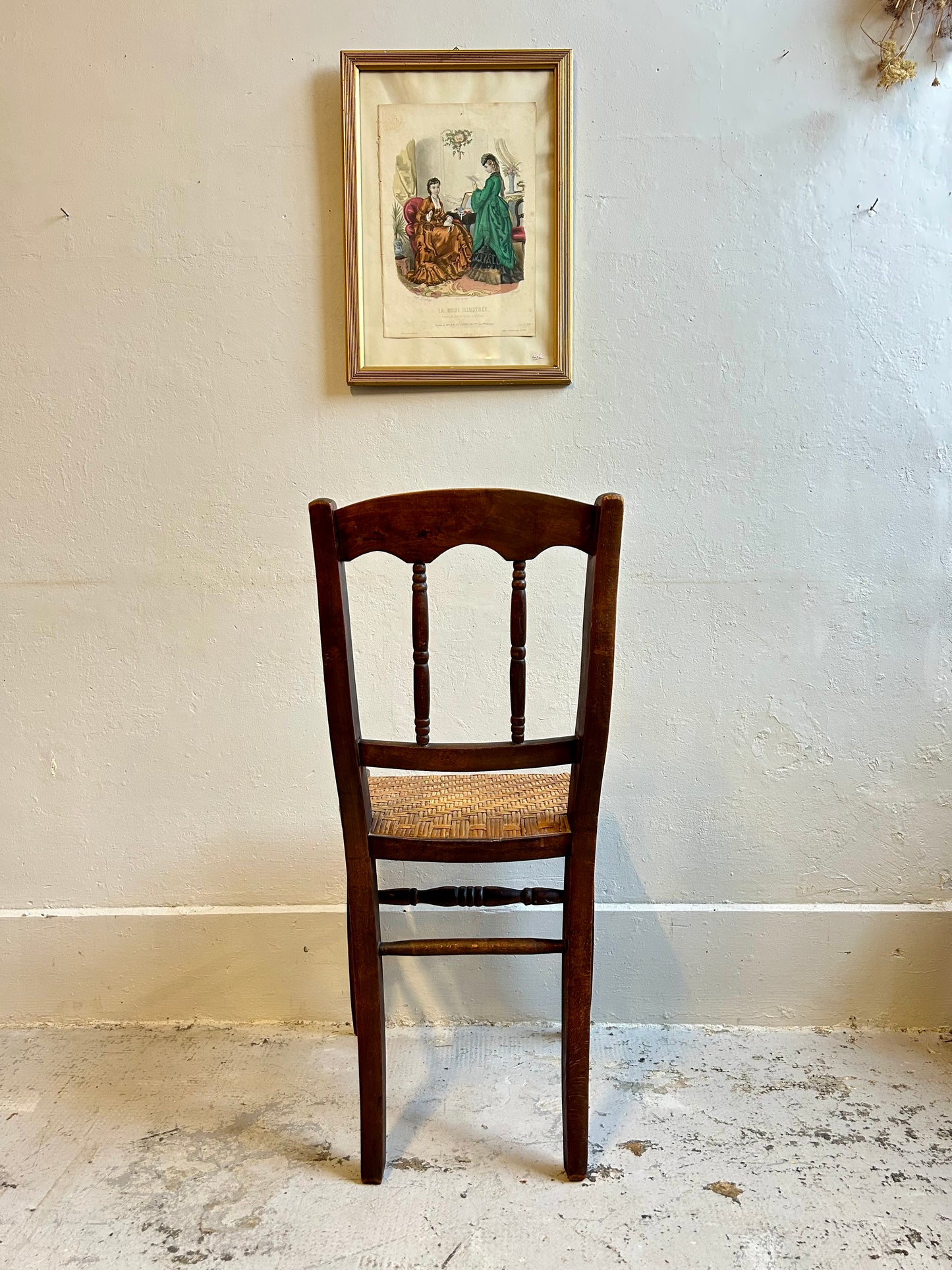 Chaises bistrot en bois foncé à assise paillée - paire
