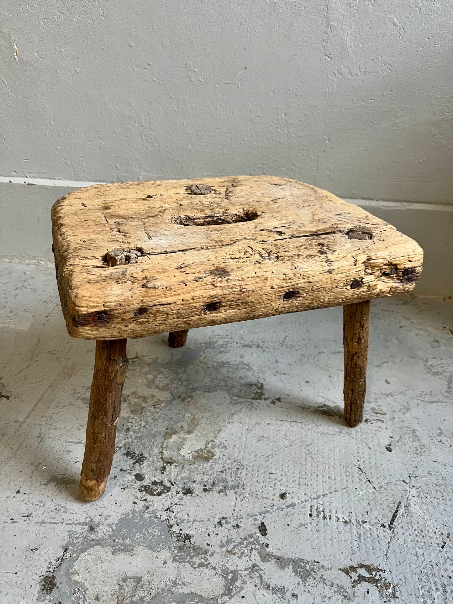 Tabouret de ferme ancien en bois