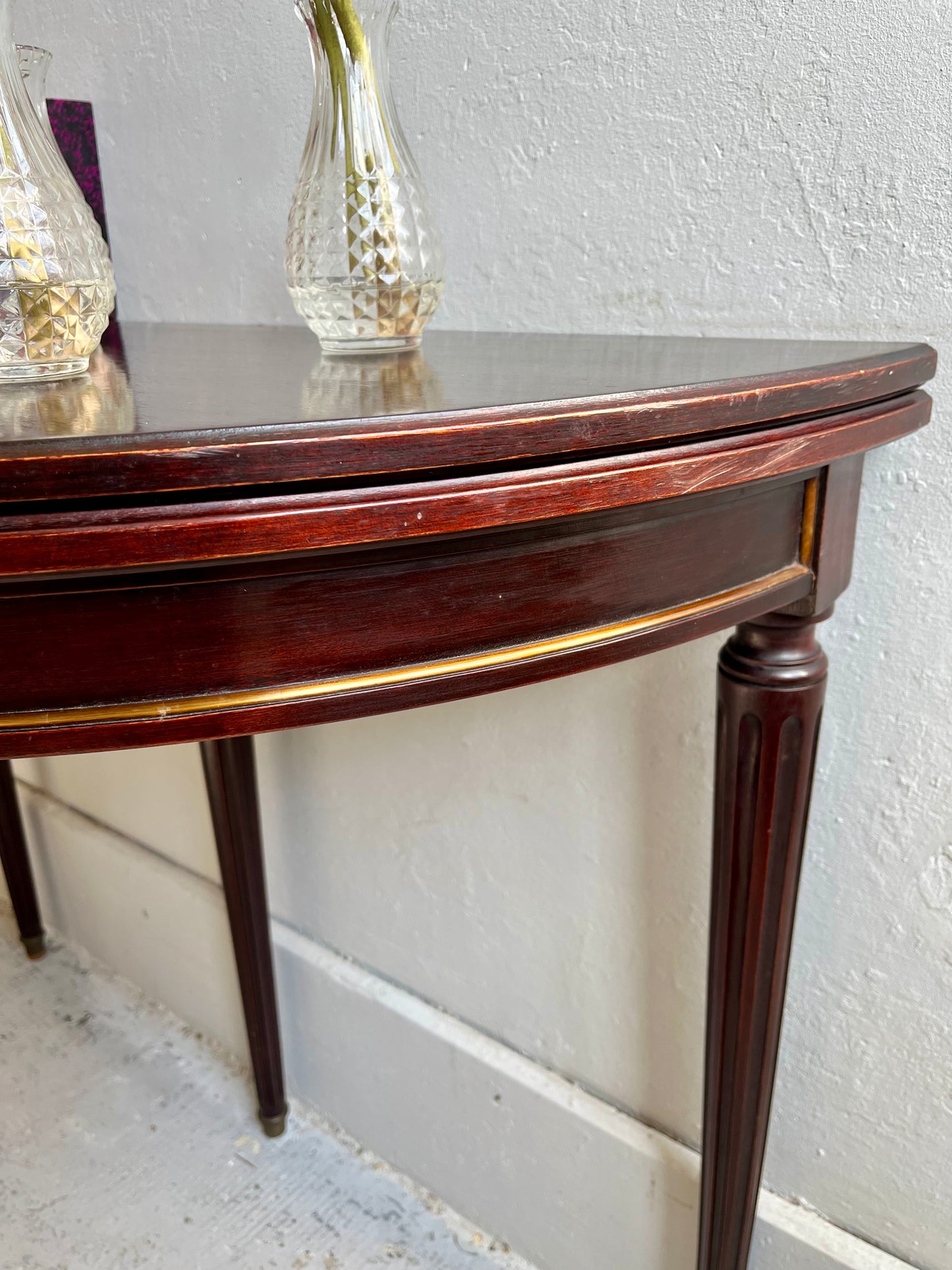 Table demi-lune acajou style Louis XVI