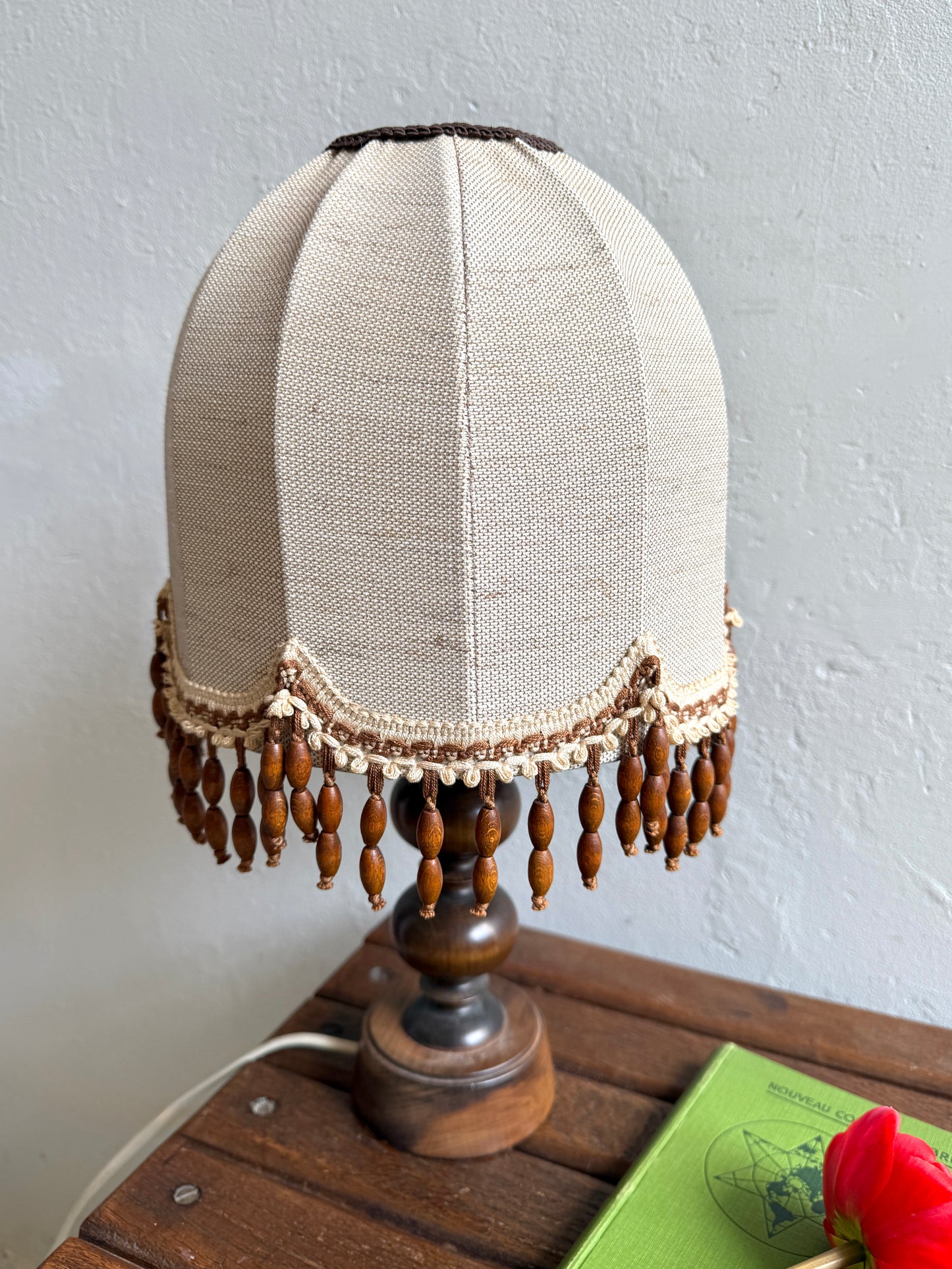 Lampe à poser avec about-jour en tissu et perles