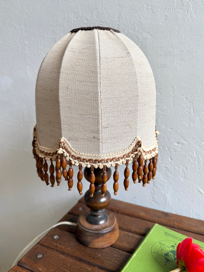 Lampe à poser avec about-jour en tissu et perles