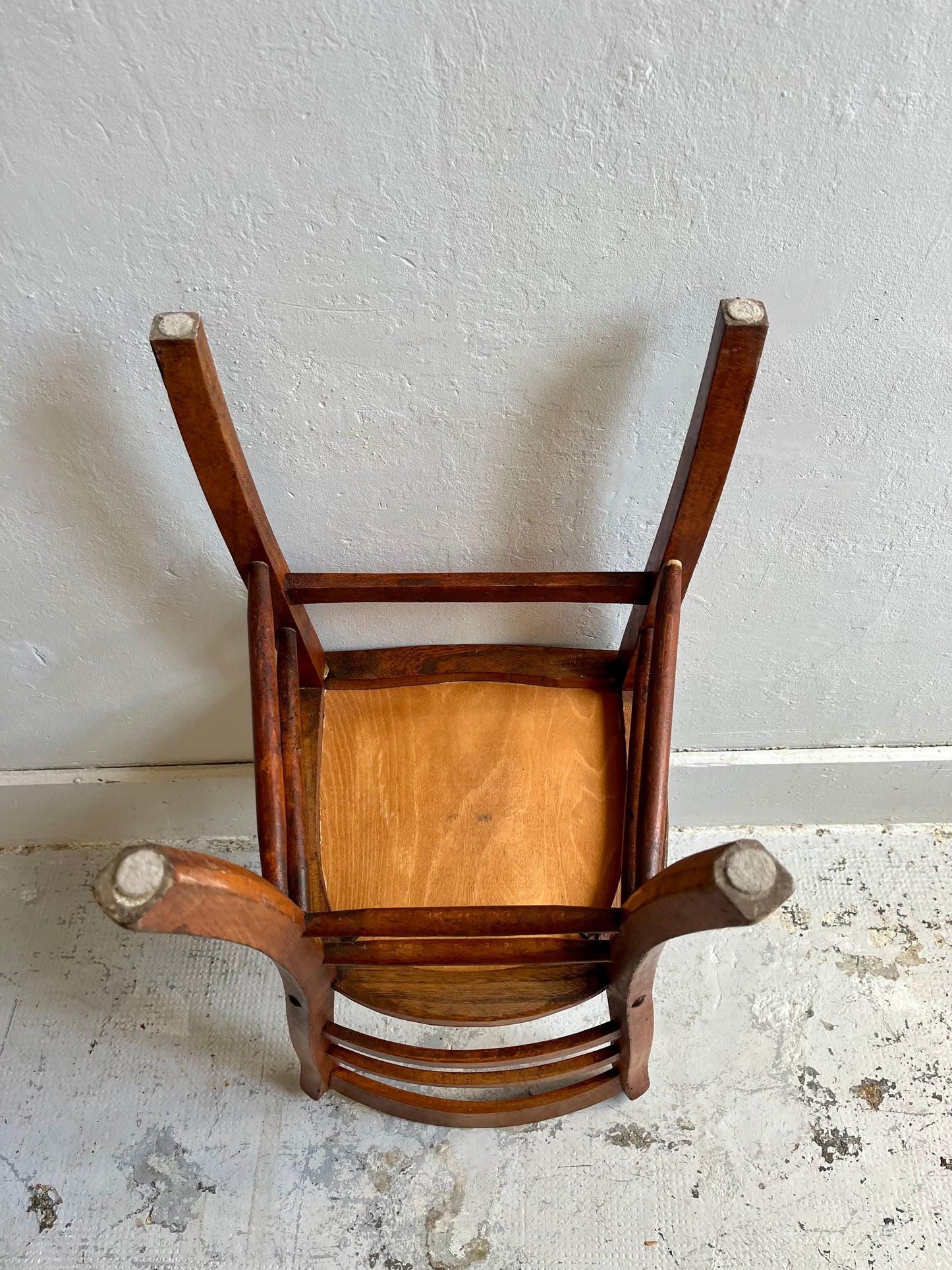 Chaise bistrot assise gravée claire