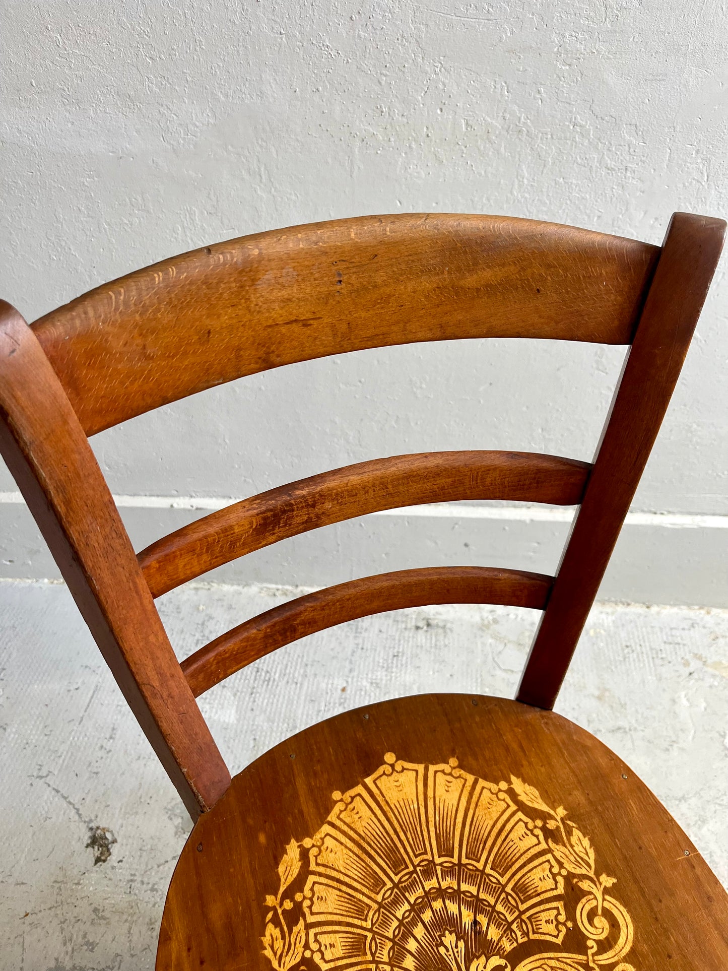 Chaise bistrot ancienne assise gravée bois foncé