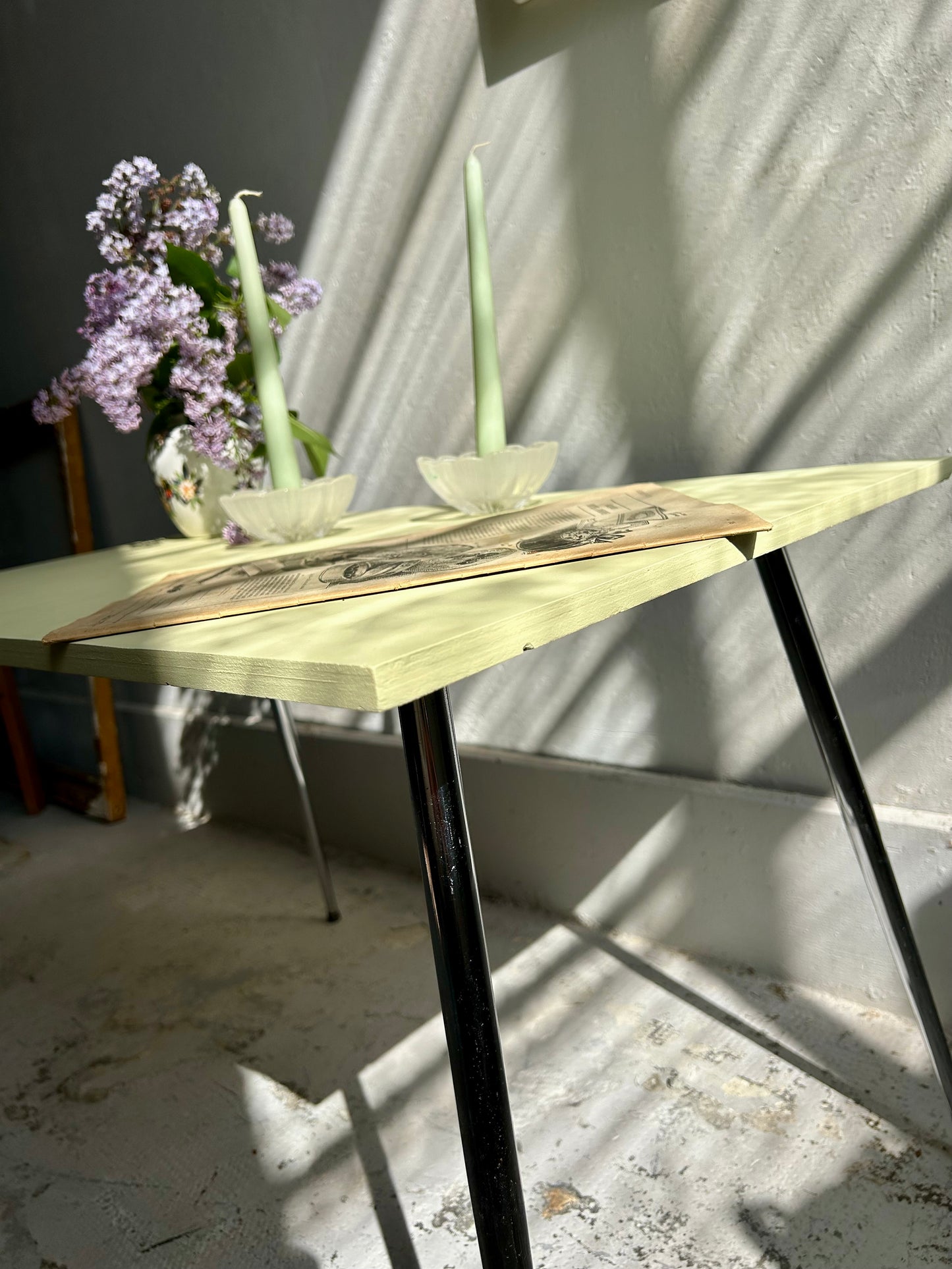 Table basse 70’s jaune pieds compas