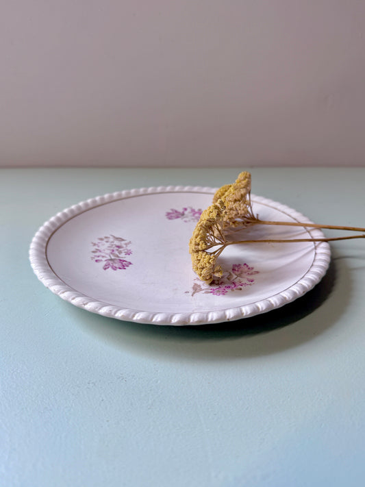 Assiette en faïence motifs floraux