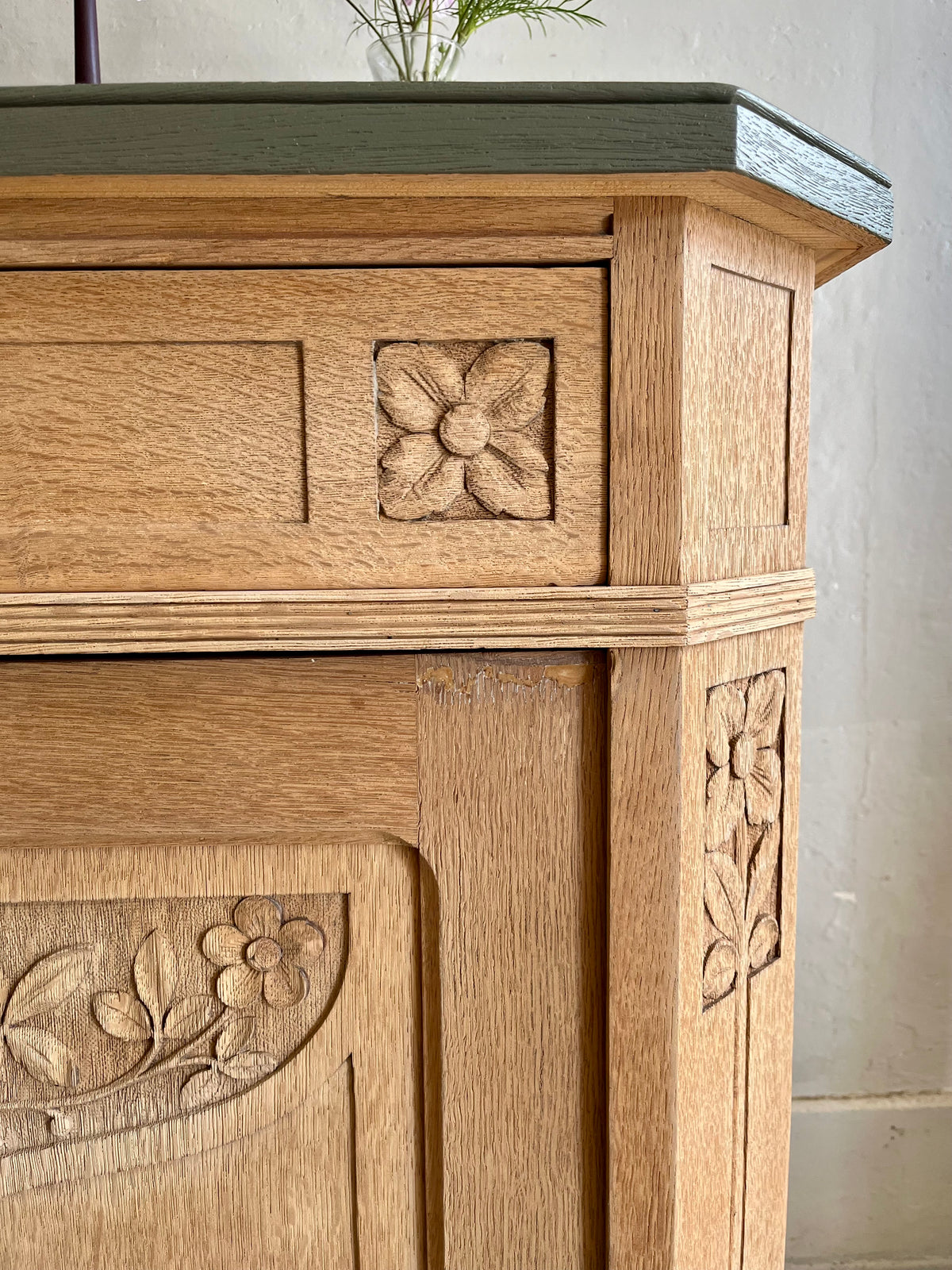 Buffet sculpté en chêne  Meubles Patine