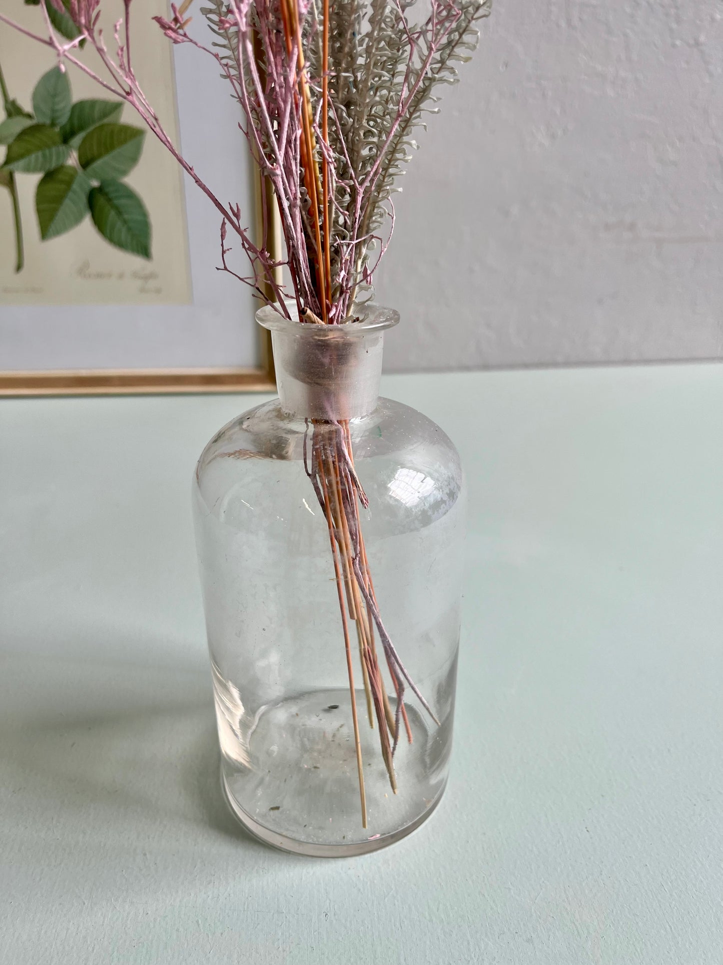 Flacon ancien avec fleurs séchées