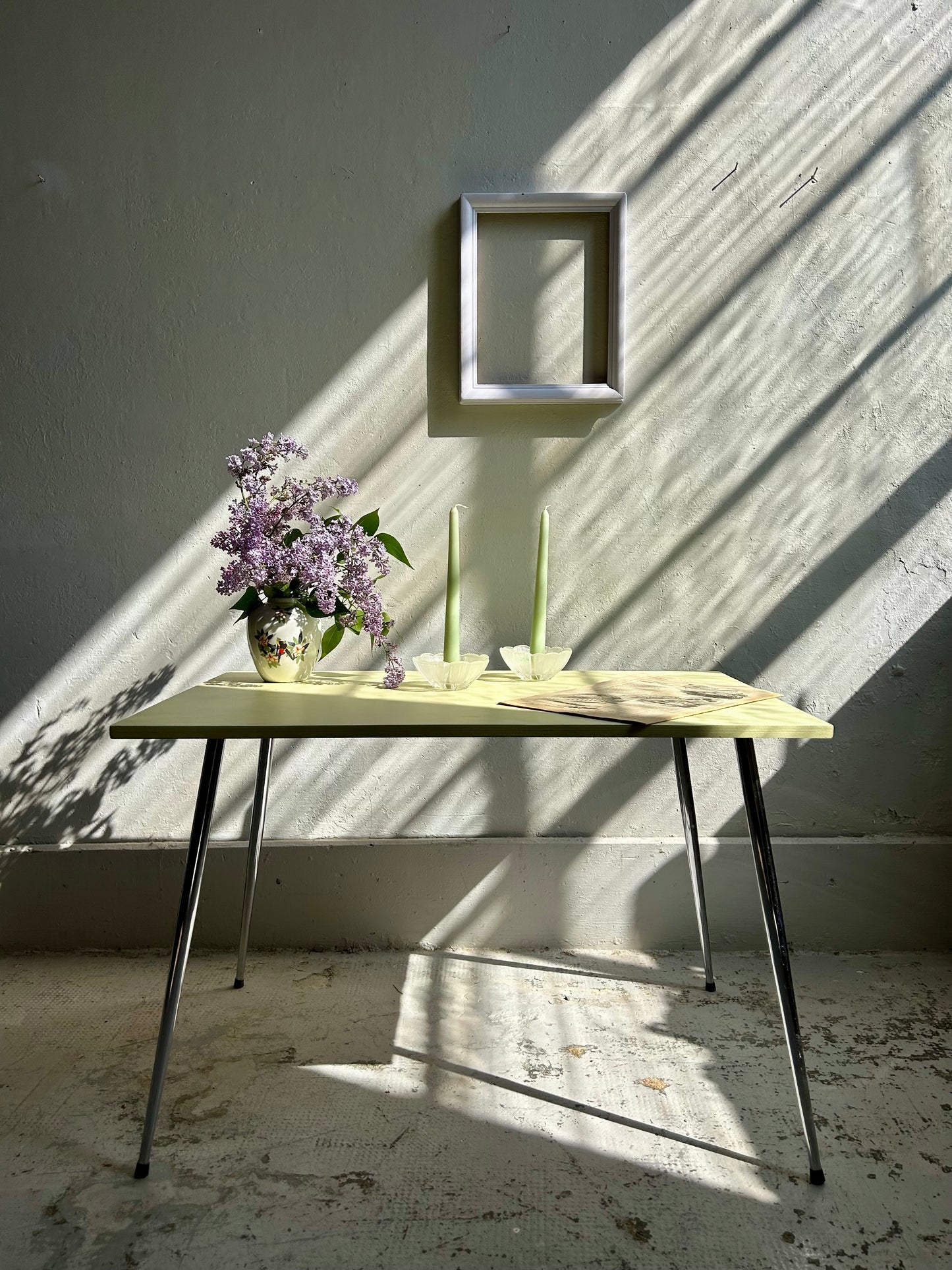 Table basse 70’s jaune pieds compas