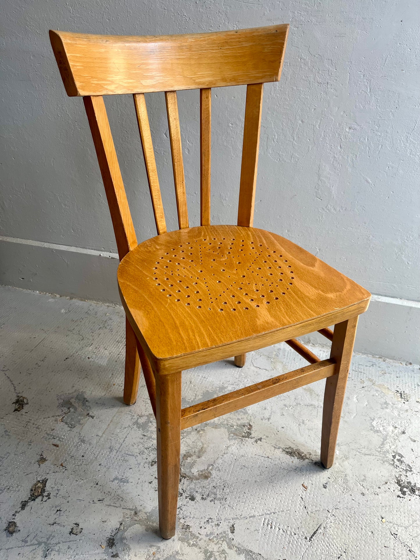 Chaise bistrot ancienne assise perforée étoile