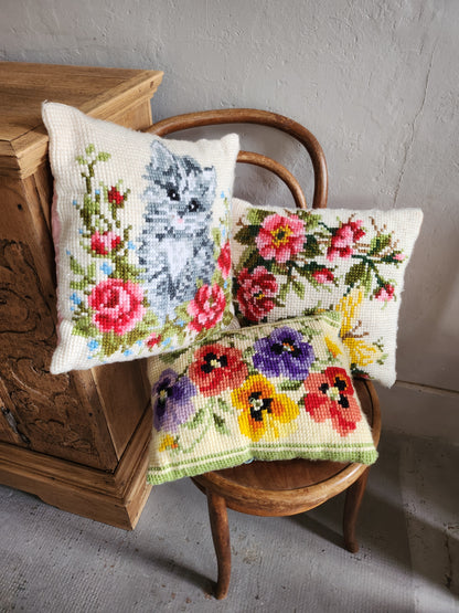 Coussin en point de croix motif floral   Patine