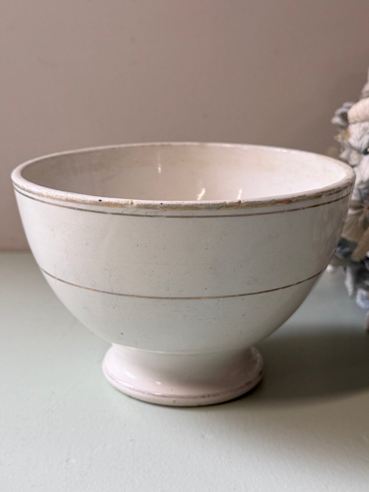 Bol blanc avec liserés couleur or