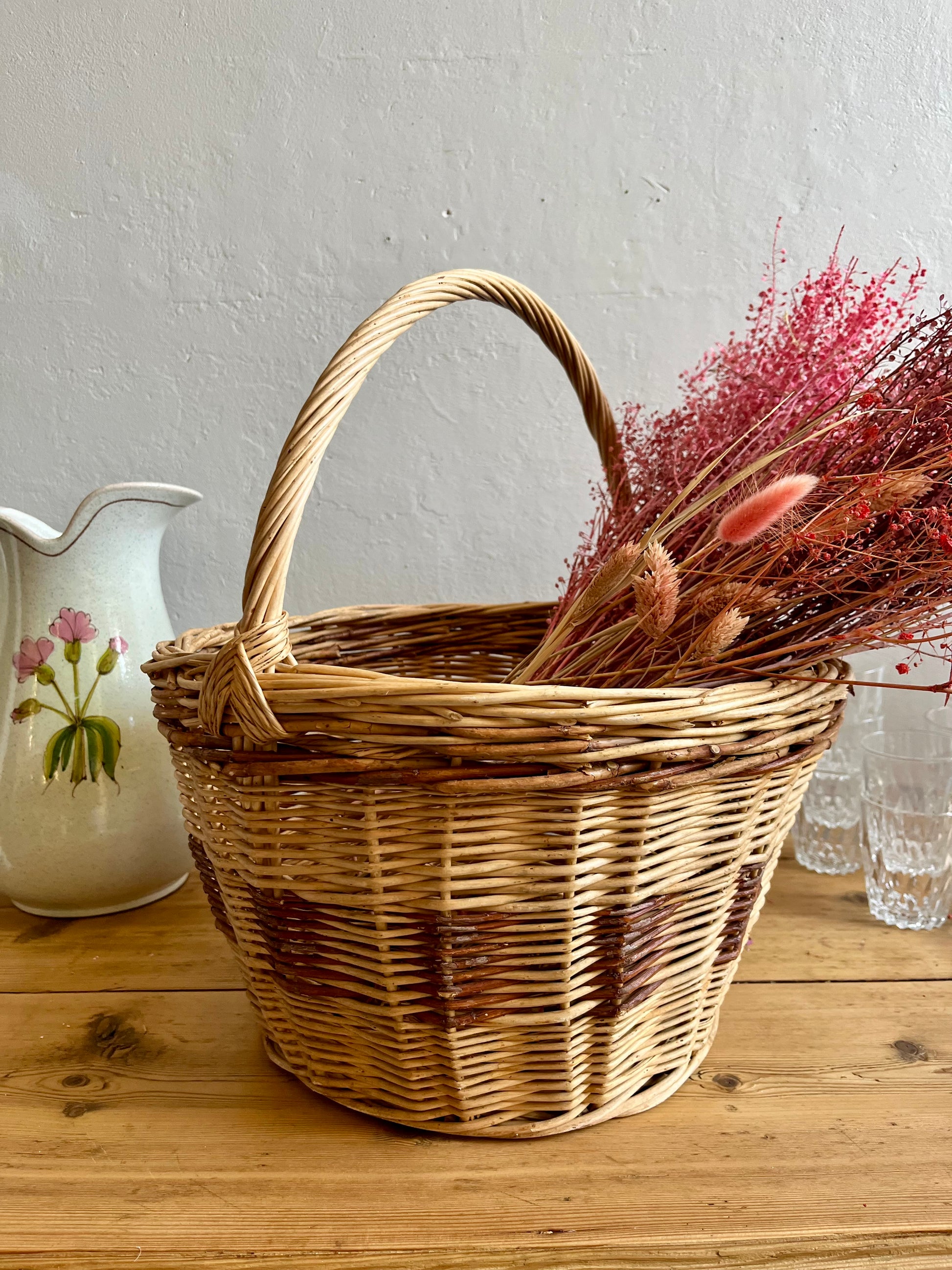 Panier ancien en osier bi couleur   Patine