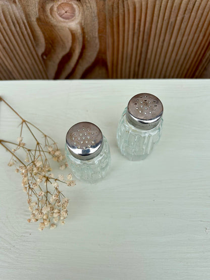 Salière et poivrière en verre