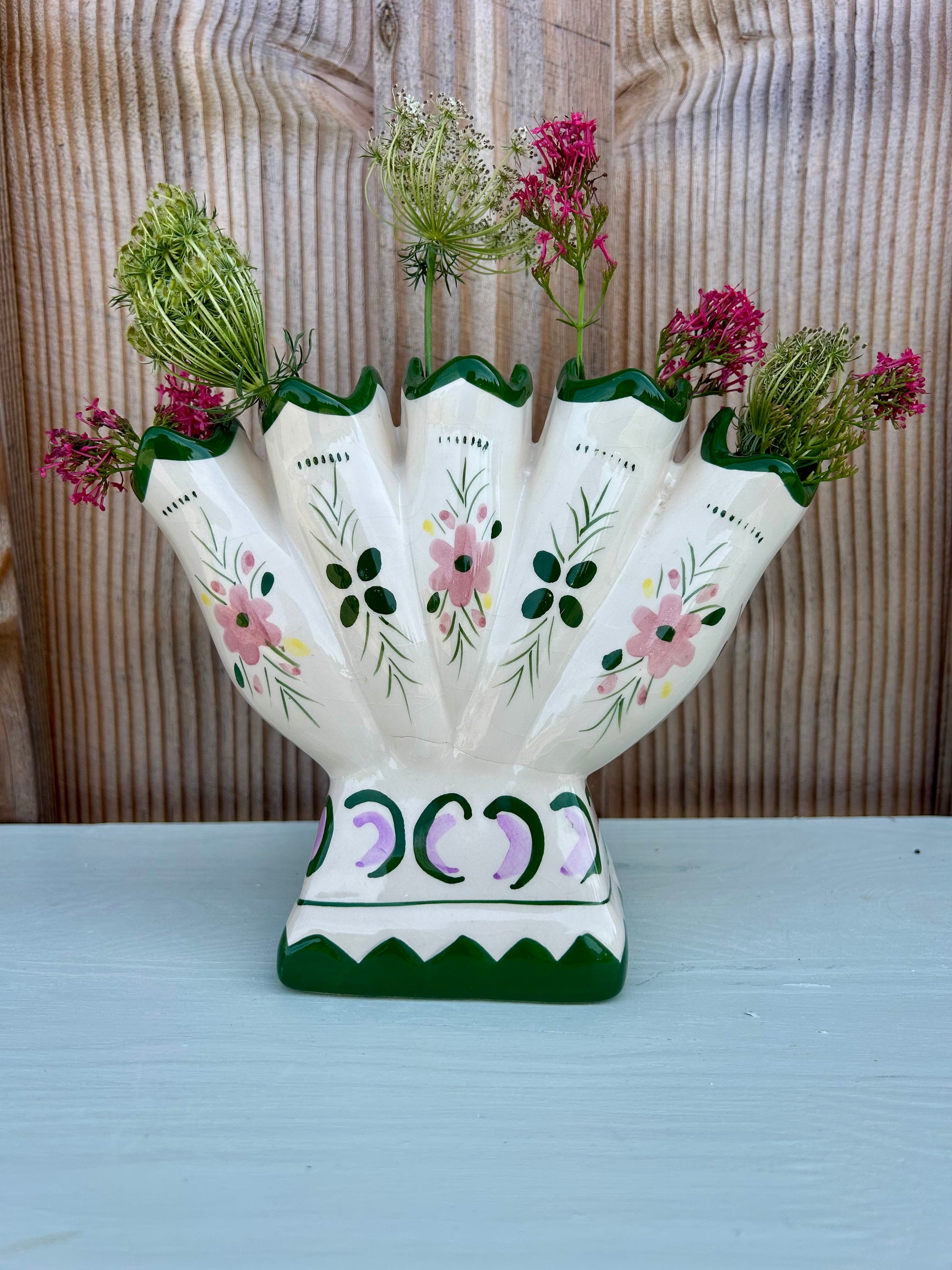 Vase en faïence fleurie ancien   Patine