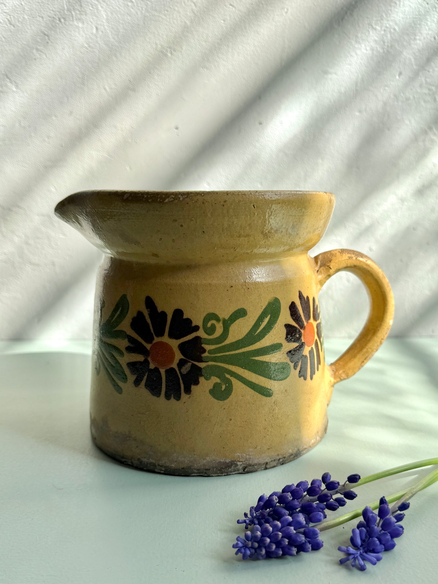 Pichet émaillé en terre cuite frise floral