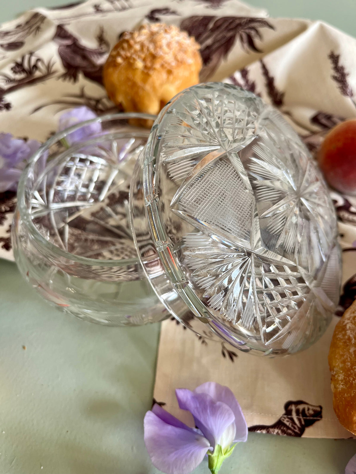 Boîte en cristal ciselé  Vaisselle Patine