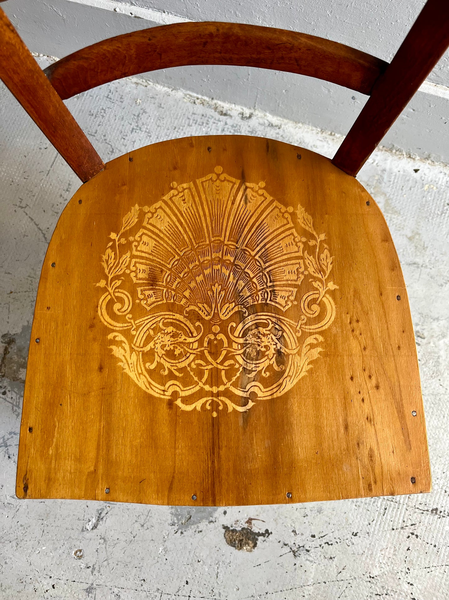 Chaise bistrot assise gravée claire