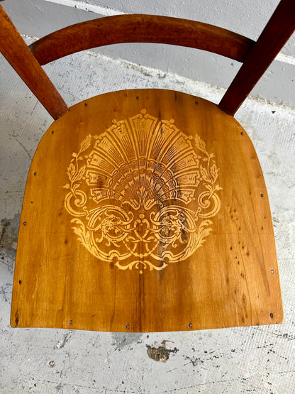 Chaise bistrot assise gravée claire