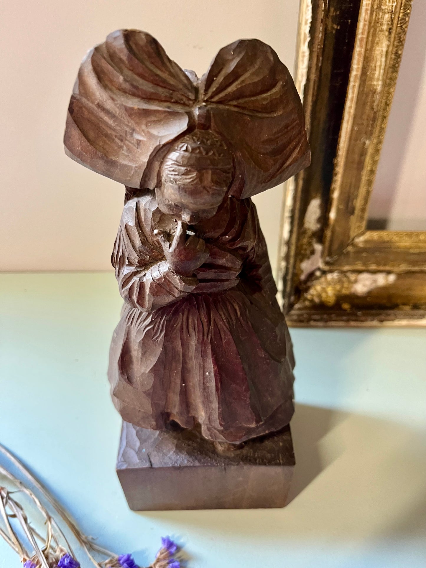 Statuette petite alsacienne en bois