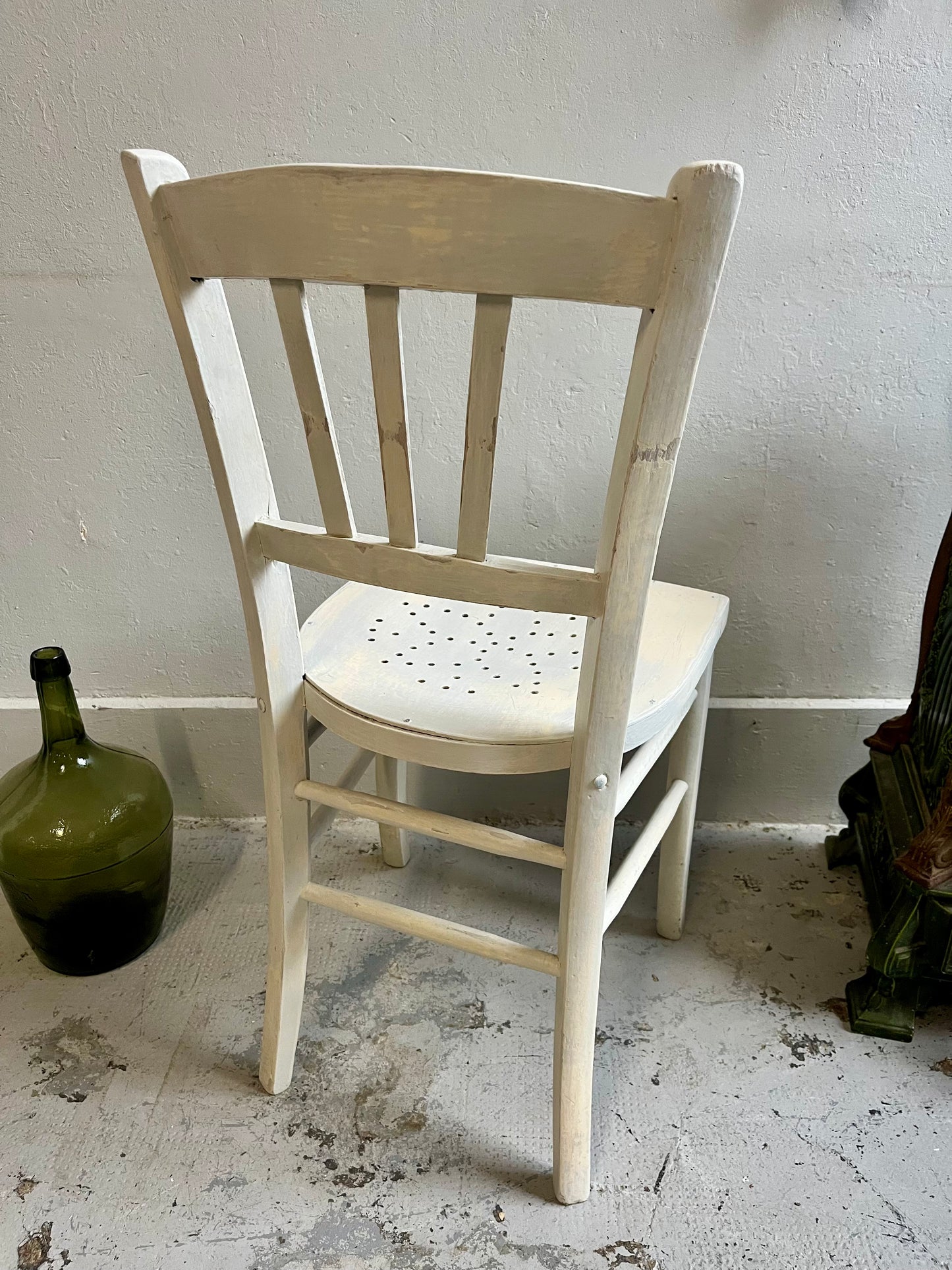 Chaise patinée blanche 1