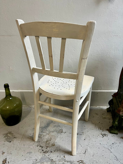 Chaise patinée blanche 1
