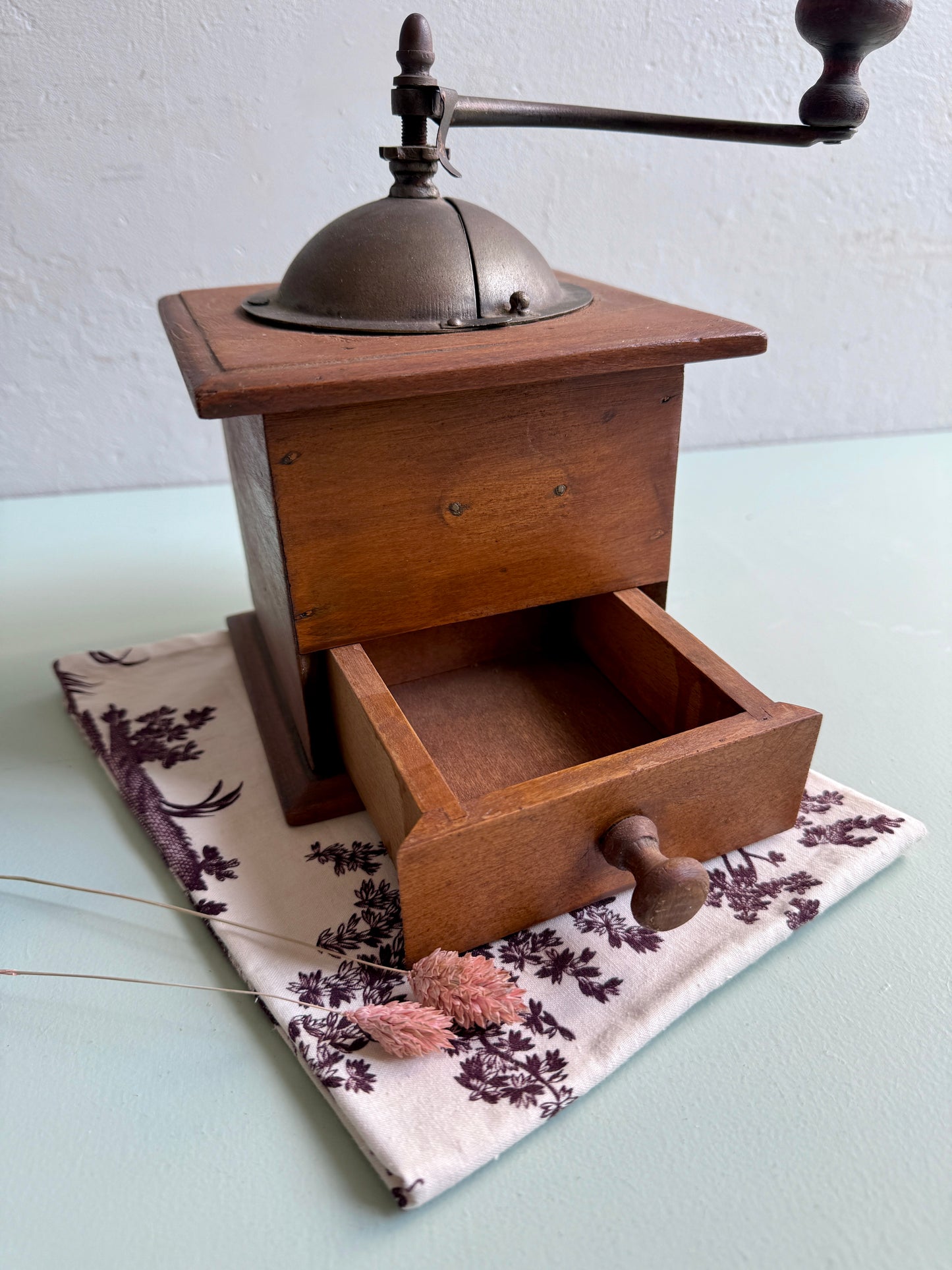 Moulin à café en bois ancien