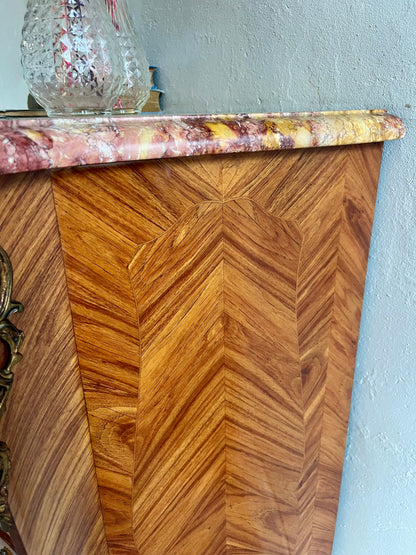 Chiffonier Louis XV en bois et marbre   Patine