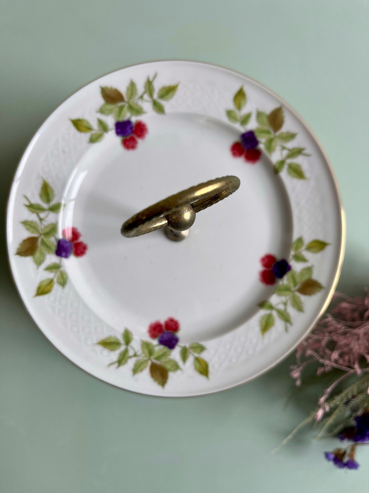 Plat de service en porcelaine décor mûres