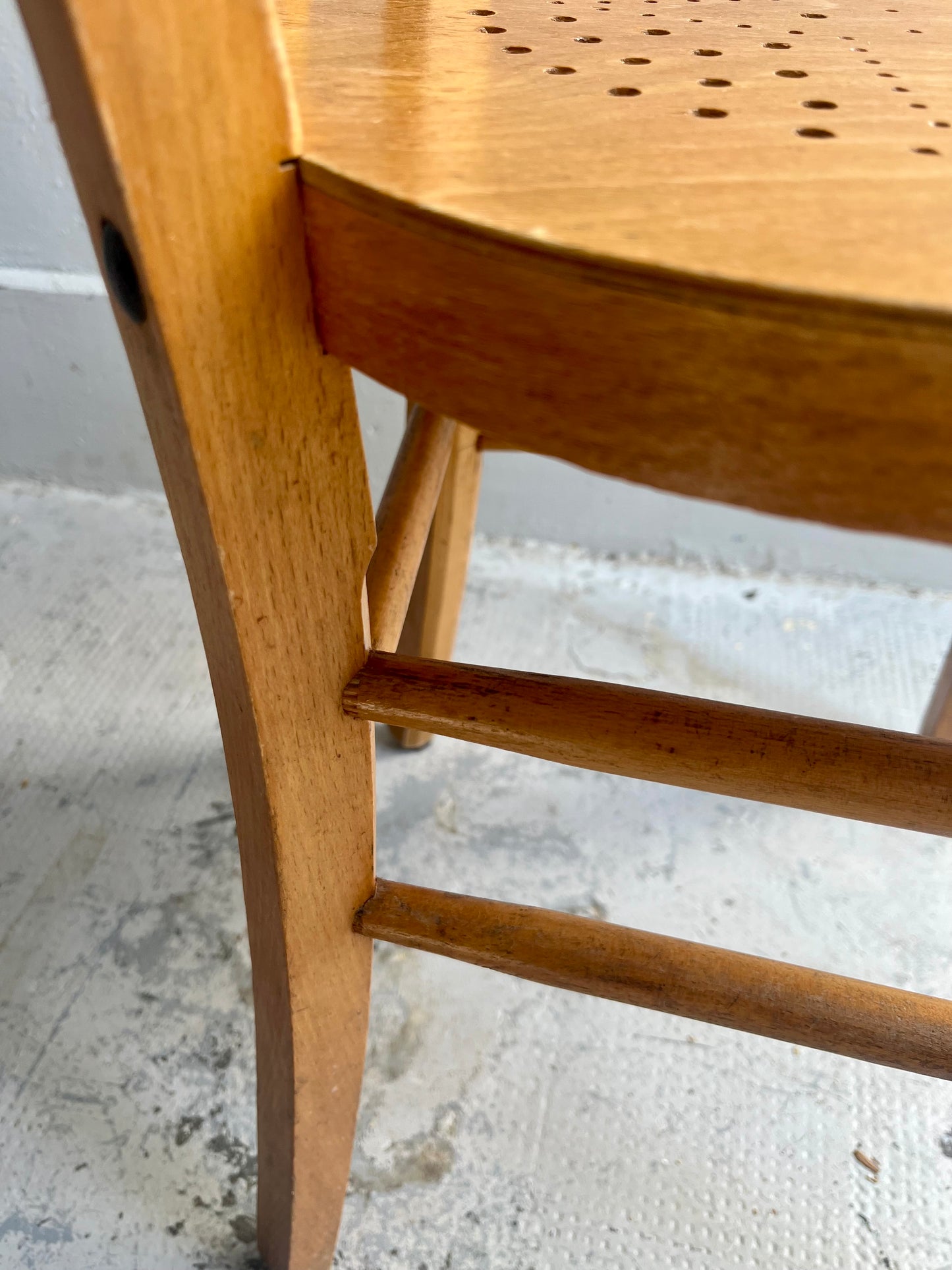 Chaise bistrot ancienne assise perforée étoile