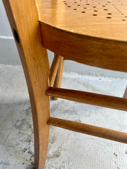 Chaise bistrot ancienne assise perforée étoile