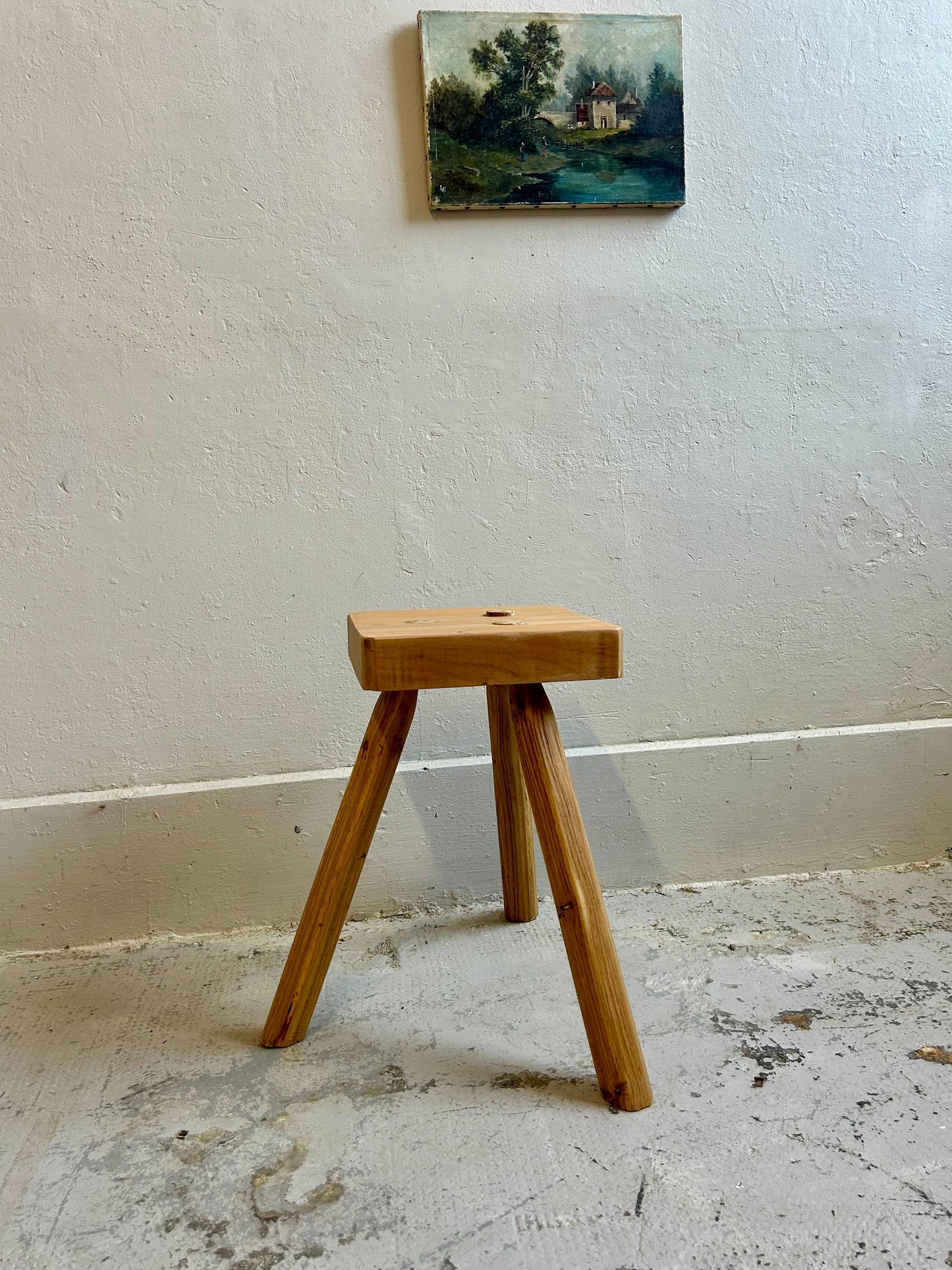 Tabouret de ferme tripode - assise en orme  Meubles Patine
