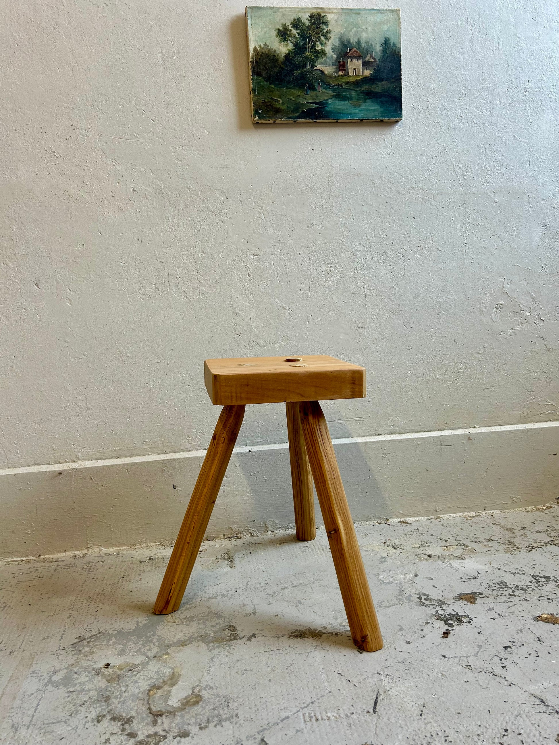 Tabouret de ferme tripode - assise en orme  Meubles Patine