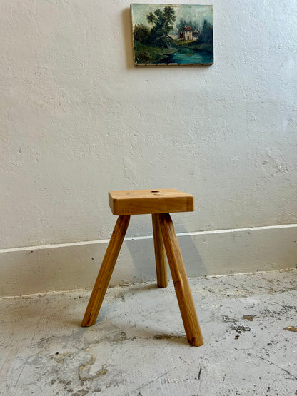 Tabouret de ferme tripode - assise en orme  Meubles Patine