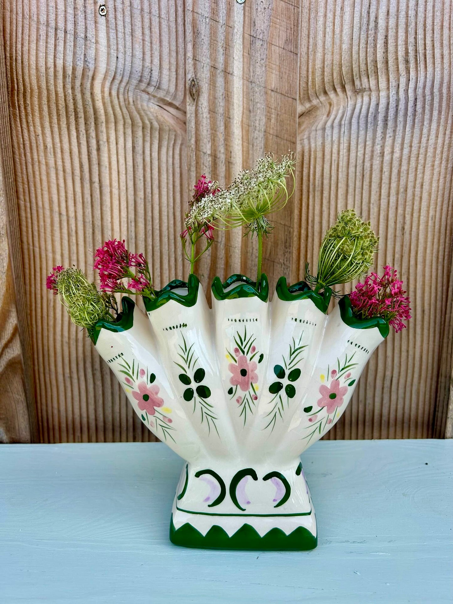 Vase en faïence fleurie ancien   Patine