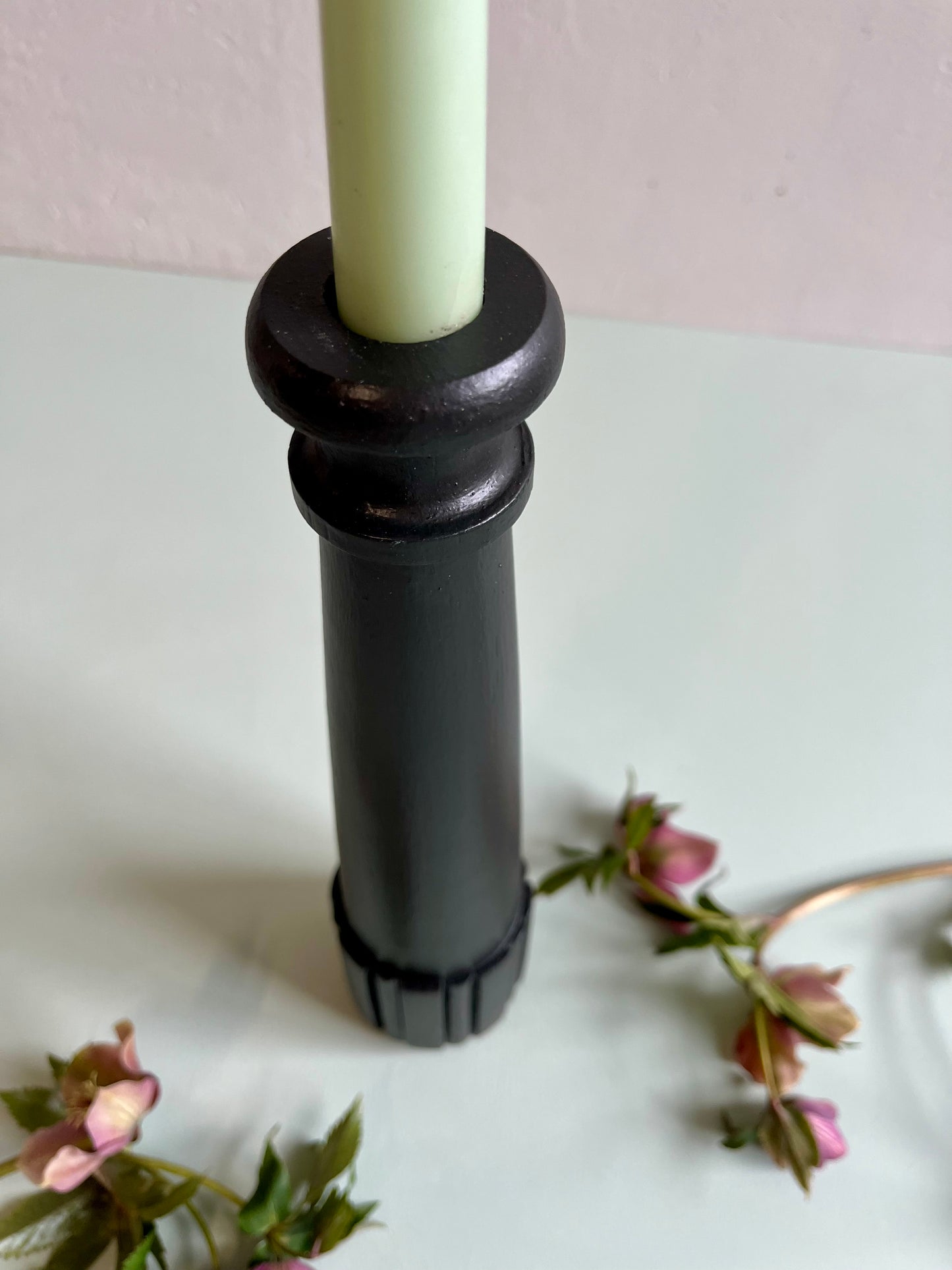 Bougeoir en bois sculpté noir