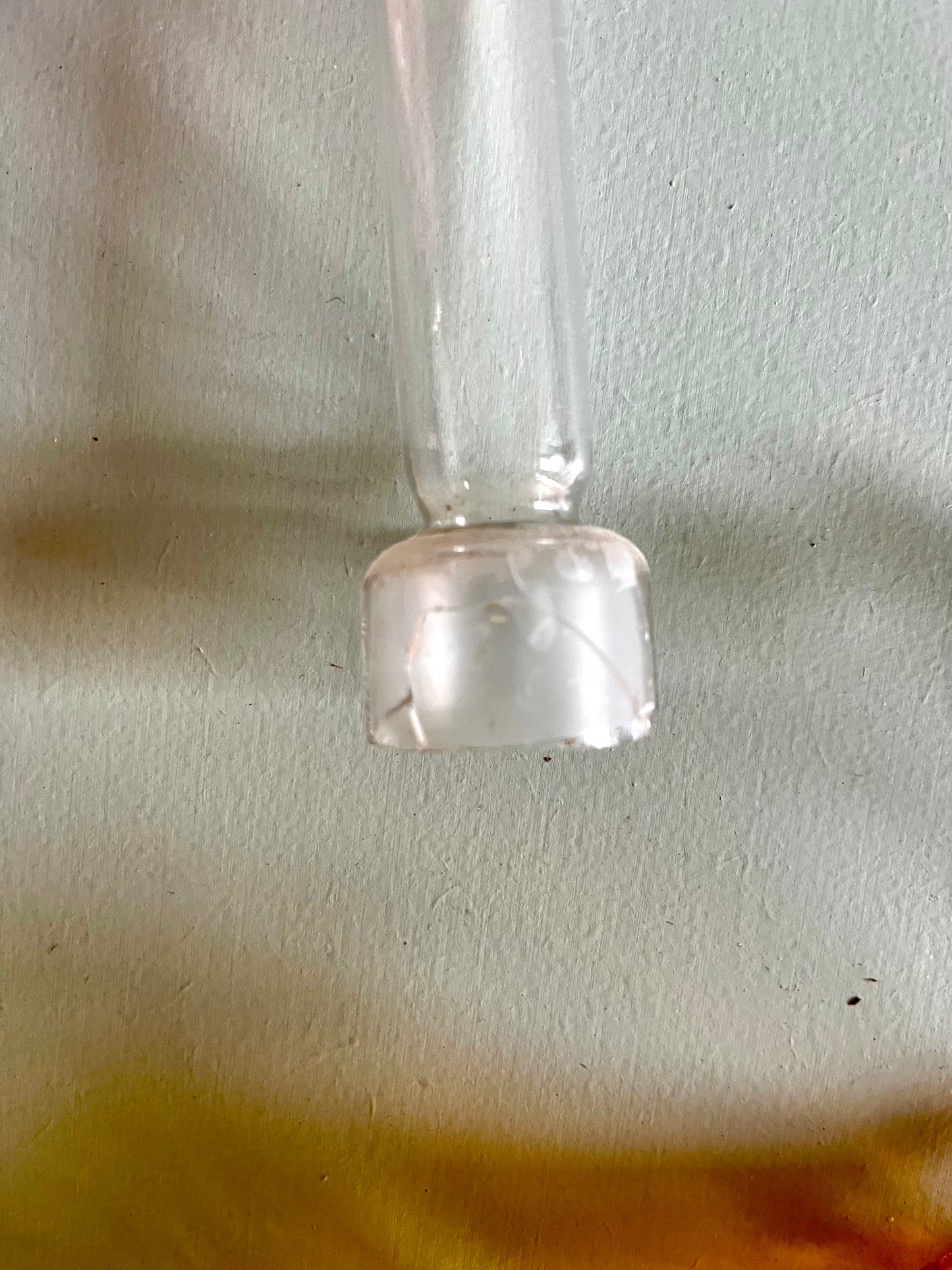 Lampe à huile en verre jaune   Patine
