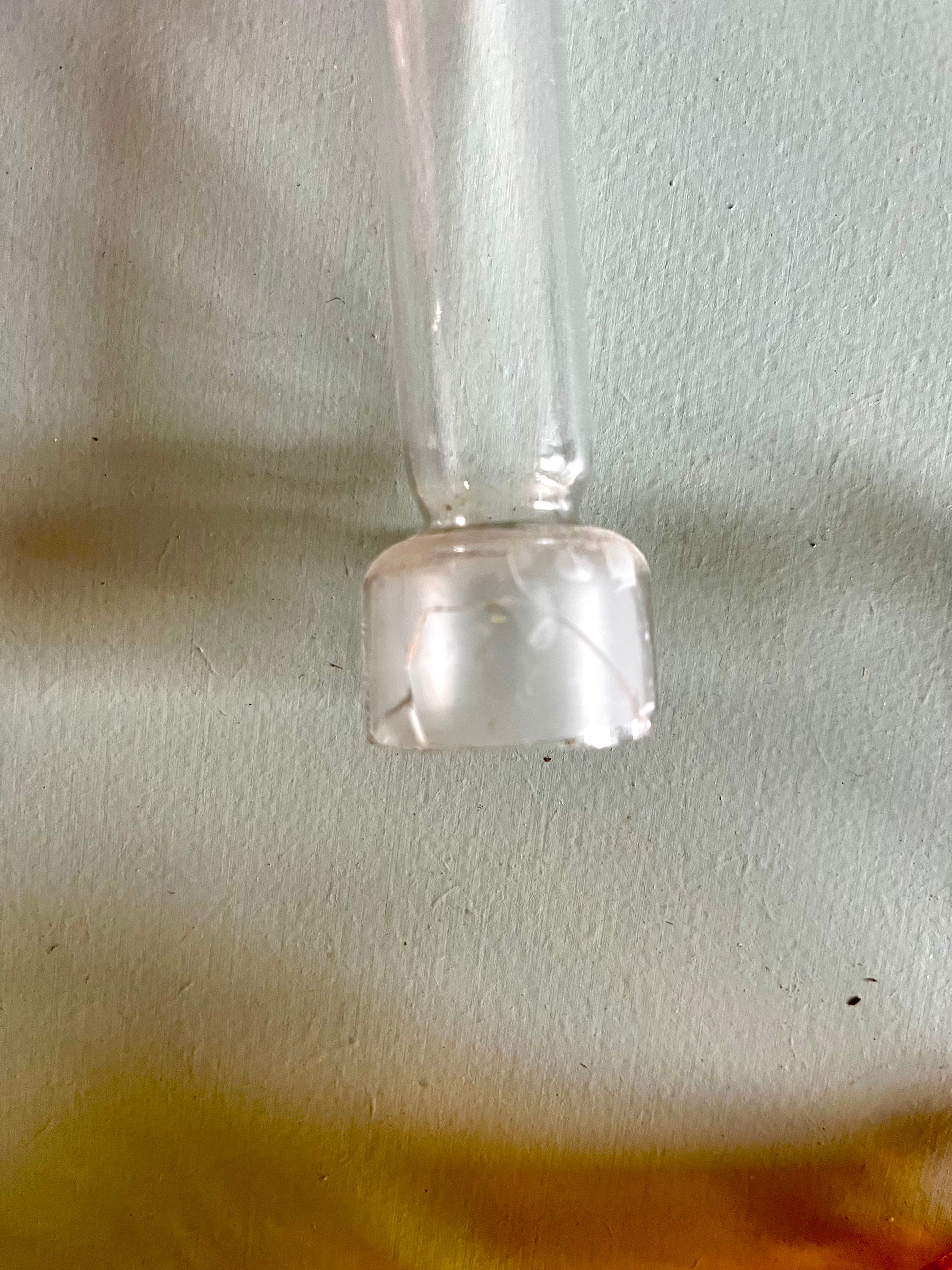 Lampe à huile en verre jaune   Patine