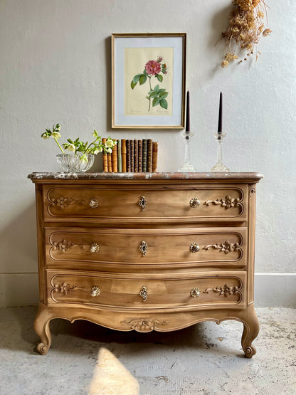 Commode gravée fleurs plateau en marbre