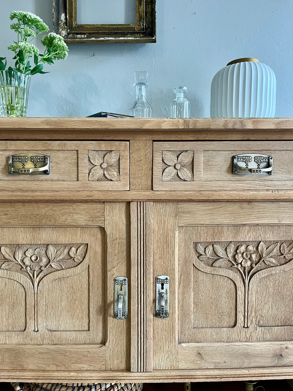 Buffet ancien en chêne sculpté  Meubles Patine