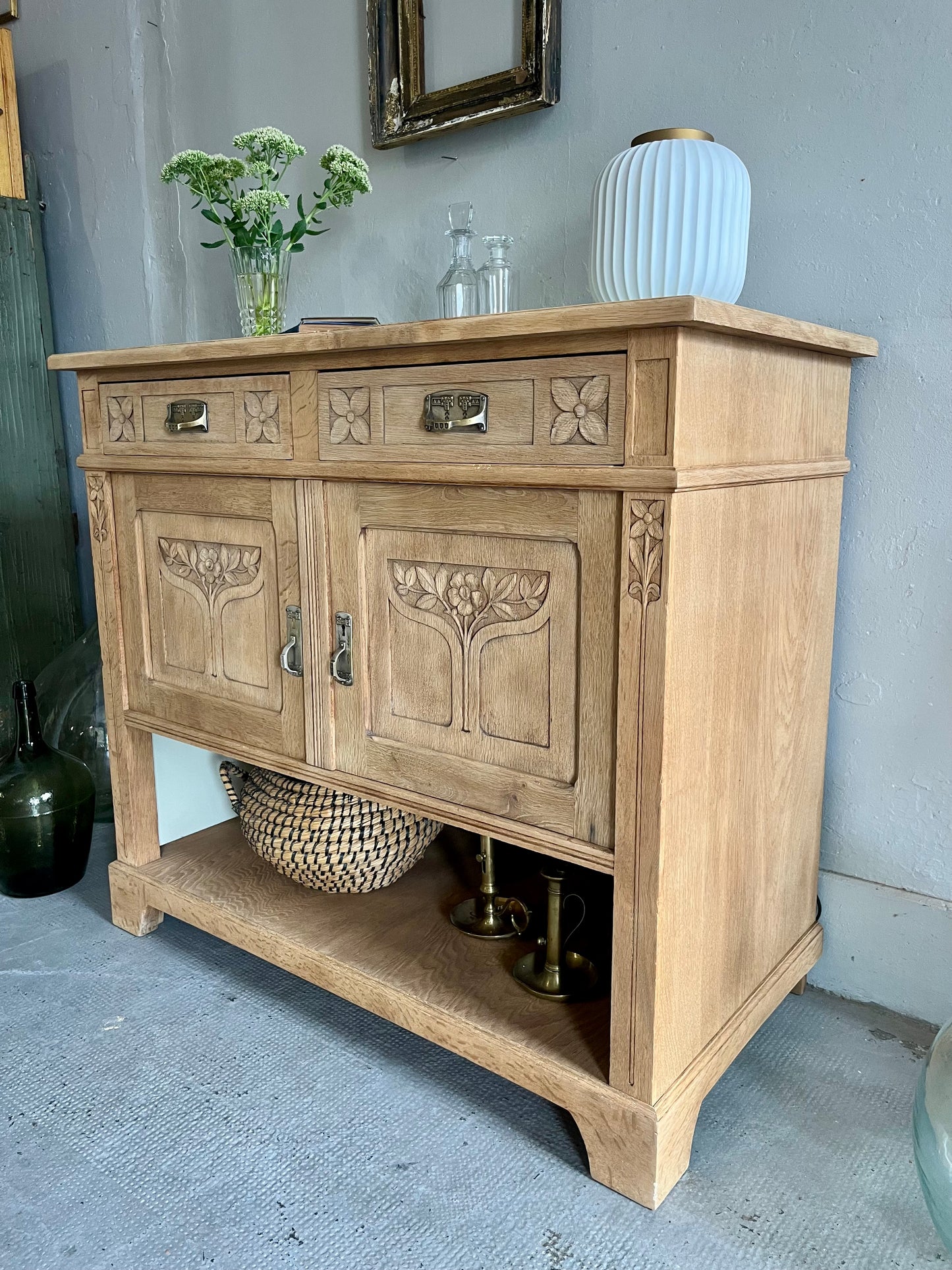 Buffet ancien en chêne sculpté  Meubles Patine