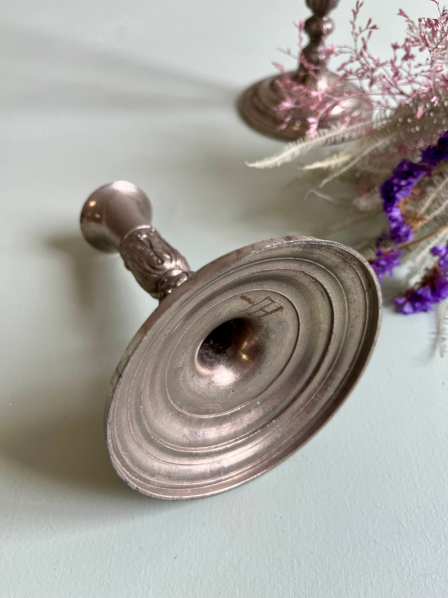 Bougeoirs en métal argenté gravés - lot de 2
