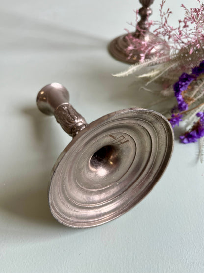 Bougeoirs en métal argenté gravés - lot de 2